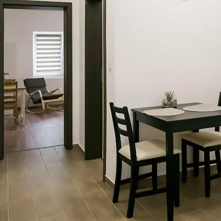 Sarvarlak Apartmanhaz シャールヴァール