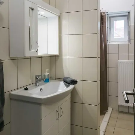 Sarvarlak Apartmanhaz * シャールヴァール