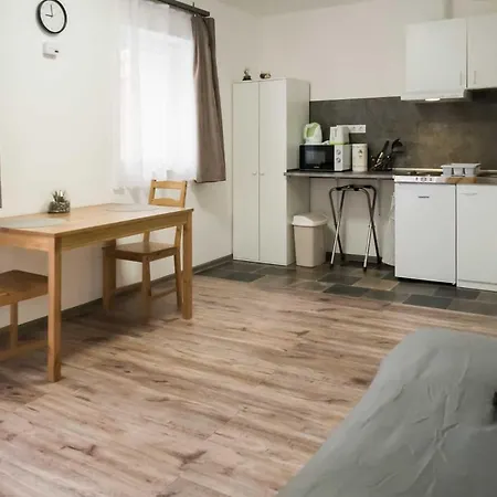 Sarvarlak Apartmanhaz アパート シャールヴァール